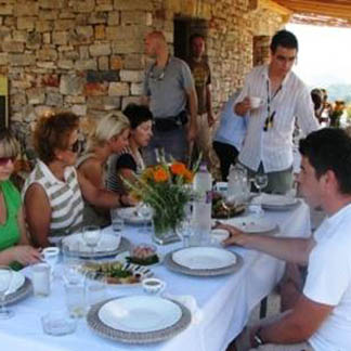 Tour über die Insel mit Lunch auf einer Olivenfarm Was darf ein Betriebsausflug kosten?