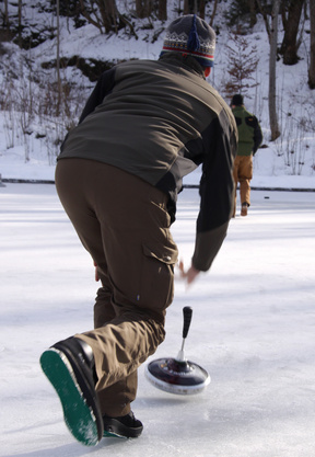 Eisstockschießen und Winteressen Eisstockschießen und Winteressen