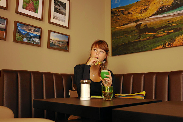 Cocktails genießen. kiwis – coffee bar lounge in Oberwiesenthal
