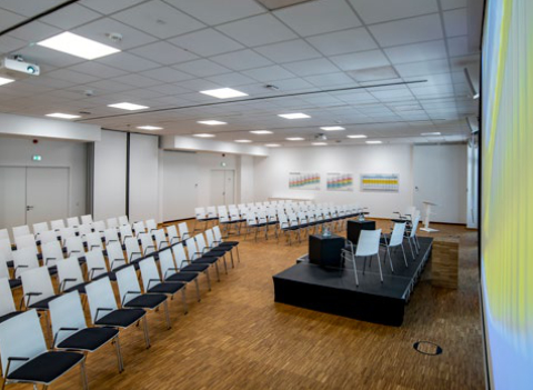 HEINRICH Tagungszentrum Tagungsraum A+B in Reihenbestuhlung mit Podest