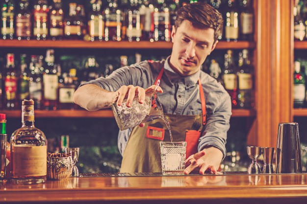 Profi-Barkeeper „The Show must go On…line“ mit Cocktailshow