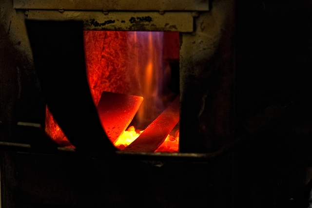 Metall im Feuer Schmieden Sie gemeinsam als Team