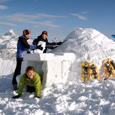 Iglubau vor der Wannenkopfhütte Winterspaß auf der Wannenkopfhütte