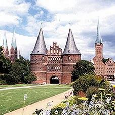 Holstentor zu Lübeck Wochenende Stadt und Strand