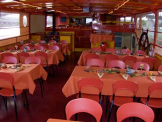 Tische Party auf dem Spaß-Schiff