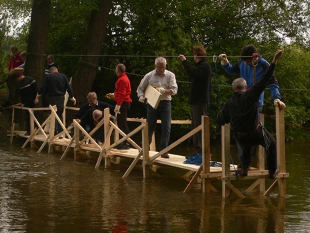 Bau einer Holzbrücke Bau einer Holzbrücke