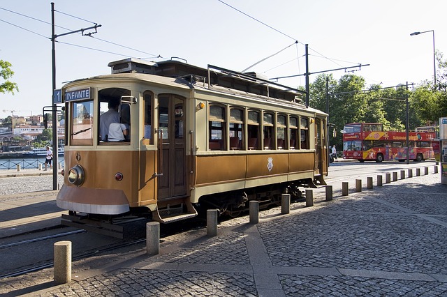 Traditionelle Straßenbahn in Porto Incentive Reise Porto