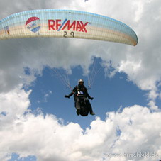 Steigen Sie in die Lüfte beim Paragliding 