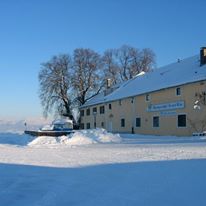 Weihnachtsfeier in einer alten Tenne Weihnachtsfeier in einer alten Tenne
