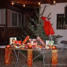 Christbaum schmücken 2 Firmenweihnachtsfeier: "O Tannenbaum"