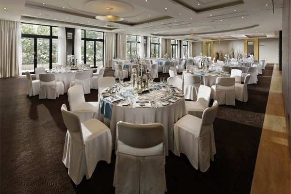Ballsaal festlich eingedeckt Parkhotel Stuttgart Messe-Airport