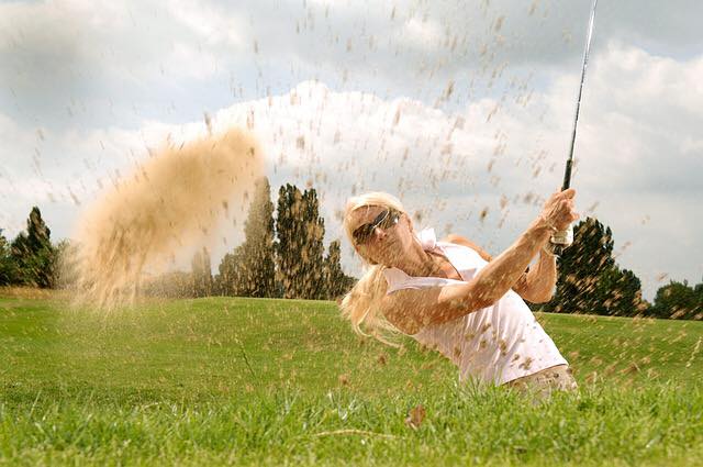 Frau beim Golf