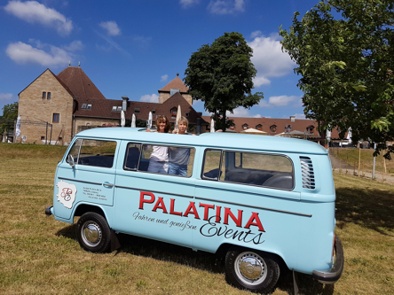 2 Damen mit Secco Verborgene Orte mit dem Oldtimerbus erkunden