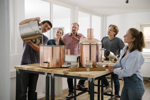 Brauer befüllt Braukessel Bierbrauen als Teambuilding