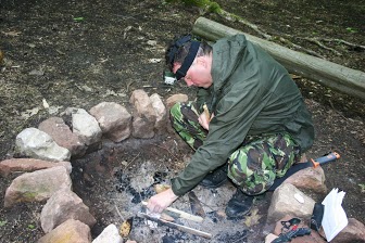 Feuer mit nassem Holz und Tampon Teamevent: Bushcraft/Survivaltraining