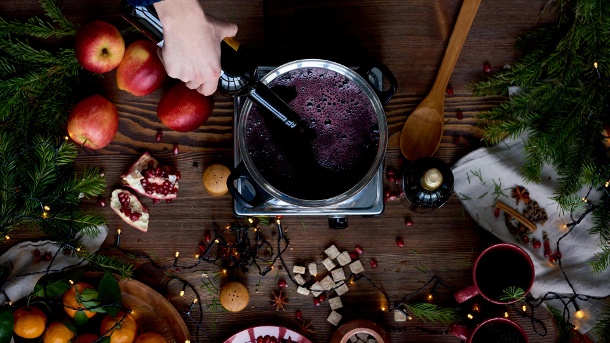 Glühwein kochen Ihre virtuelle Weihnachtsfeier