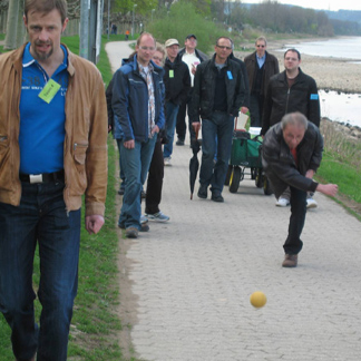 Road Bowling Äppelwoi Road Bowling und leckere Snacks