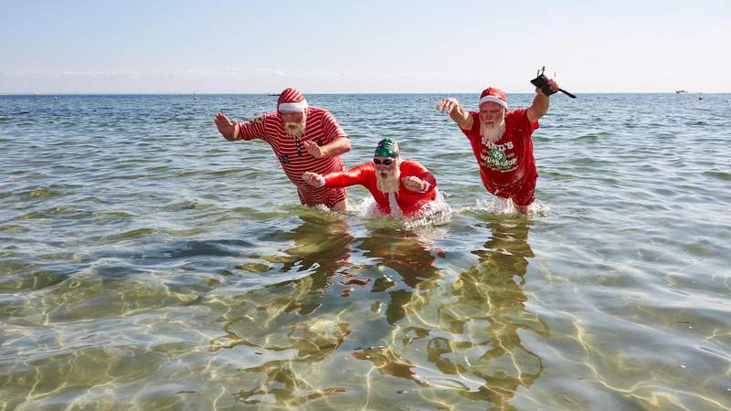 Schwimmende Weihnachtsmänner WSCC