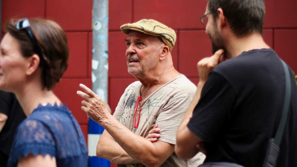 Insider Tour mit Schauspieler Holger Franke holger franke erklärt seinen gästen ein tv set in den mmc studios köln