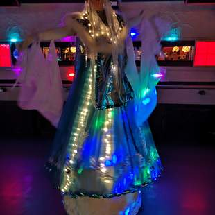 Stelzen und Lichtshow