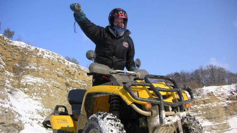 Quad fahren im AdventureSteinbruch im Winter Weihnachtliche „Geländewagen & Quad Safari“