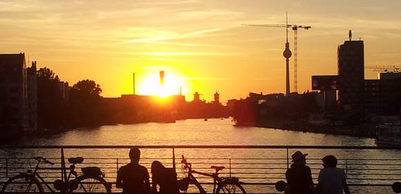 Blick auf Berlin von der Oberbaumbrücke zum Sonnenuntergang