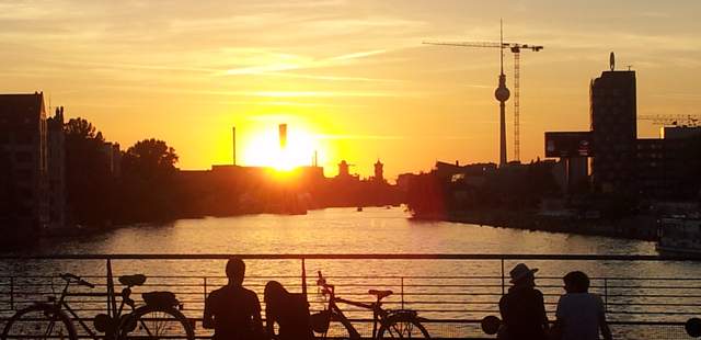 Blick auf Berlin von der Oberbaumbrücke zum Sonnenuntergang
