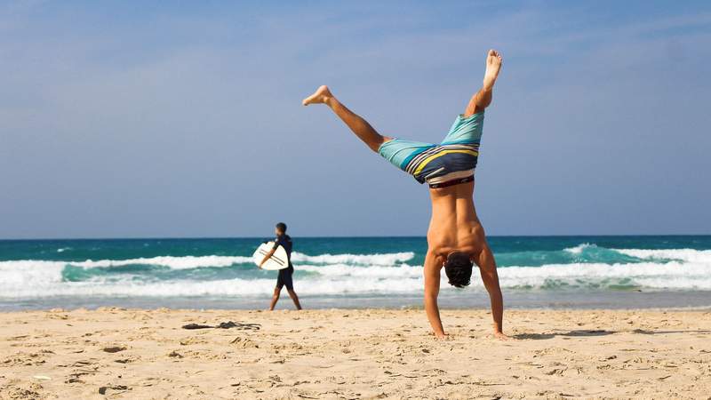 Handstand am Strand