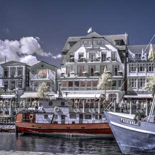 Alter Strom in Rostock Warnemünde Segelschiffe und Fischkutter