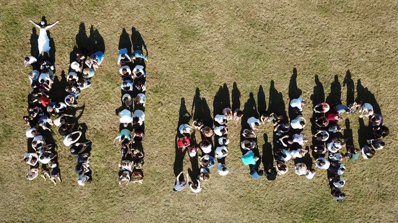 Gruppenbild mit Foto-Drohne