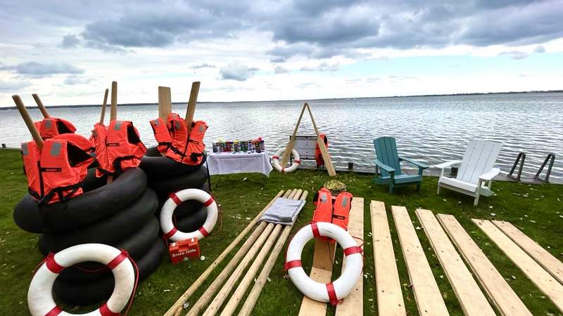 Teamspaß in der Lüneburger Heide beim Floßbau