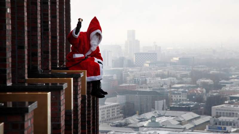 Abseilender, fliegender Weihnachtsmann