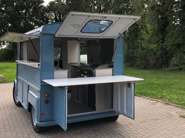 Ein Oldtimer Foodtruck geht auf Reisen