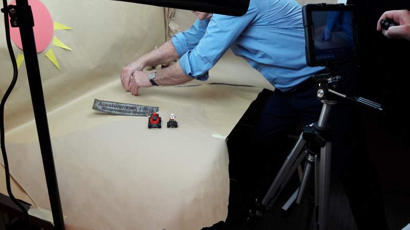 Eine Person konstruiert eine Szene für das Stop Motion Movie