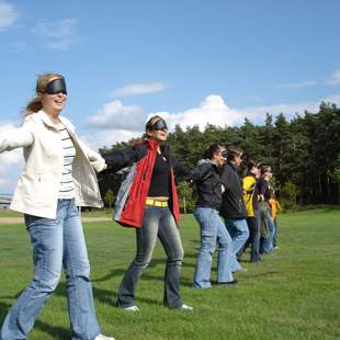 Menschenkette beim Blind-Walk Teamevent