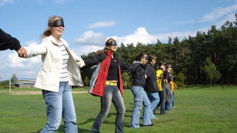 Blind-Walk Teamevent Menschenkette beim Blind-Walk Teamevent