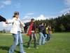 Menschenkette beim Blind-Walk Teamevent