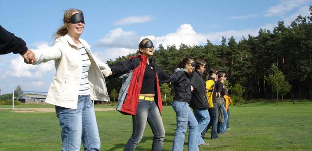Menschenkette beim Blind-Walk Teamevent