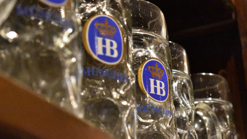 Maßkrüge im Hofbräuhaus Bierkrüge im Hofbräuhaus