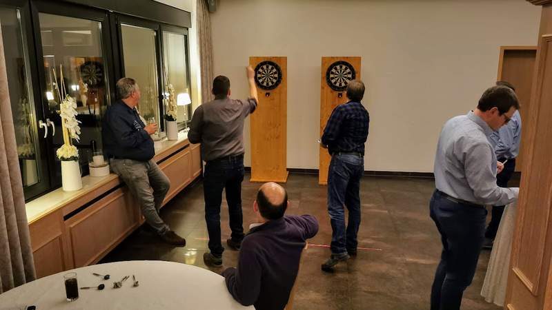 Dart-Challenge 5 Männer beim Darten