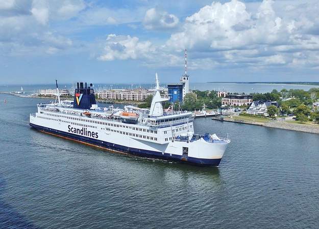 Yachthafenresidenz Hohe Düne im Hintergrund Incentive Reise Warnemünde