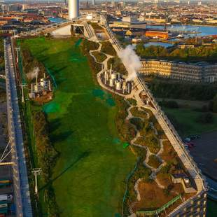 Grüne Skipiste auf einem Industriegebäude in Kopenhagen