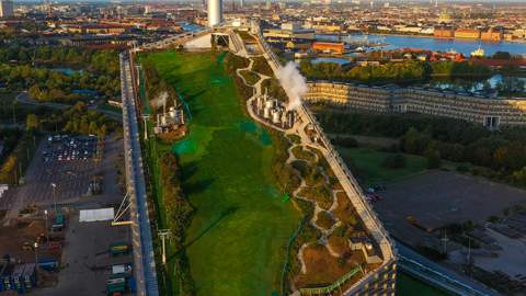 Grüne Skipiste auf einem Industriegebäude in Kopenhagen