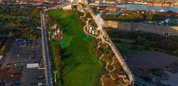 Grüne Skipiste auf einem Industriegebäude in Kopenhagen