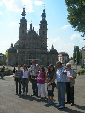 Fulda, Dom, Gruppe vor dem Dom