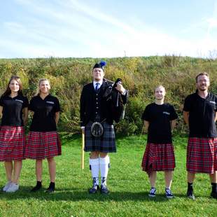 Fünf Personen in einem schottischen Outfit
