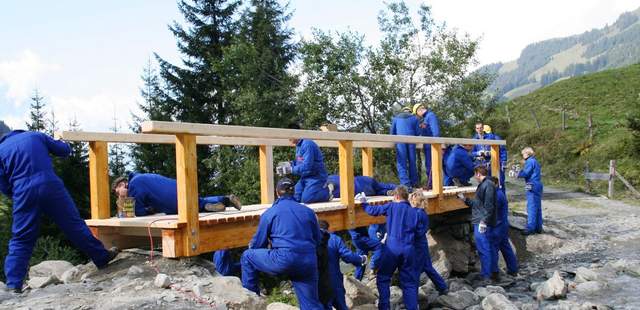 Fußgängerbrücke im Aufbau
