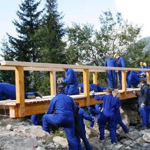 Fußgängerbrücke im Aufbau