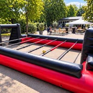 Aufgebauter Human Kicker in rot und schwarz bei einem Firmenevent im Außenbereich