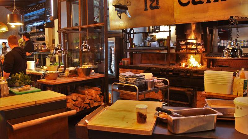 Grill wird vorbereitet Teamkochen